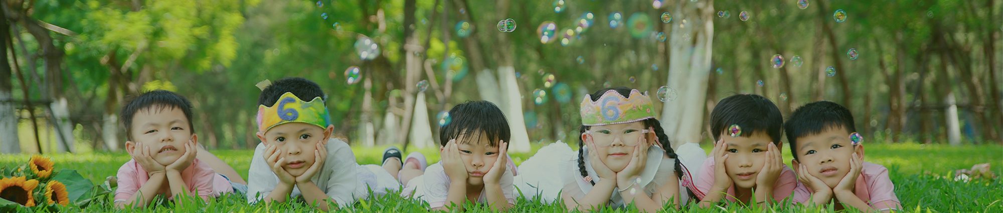 Các bé Mầm non Hoa Sen nằm trên cỏ