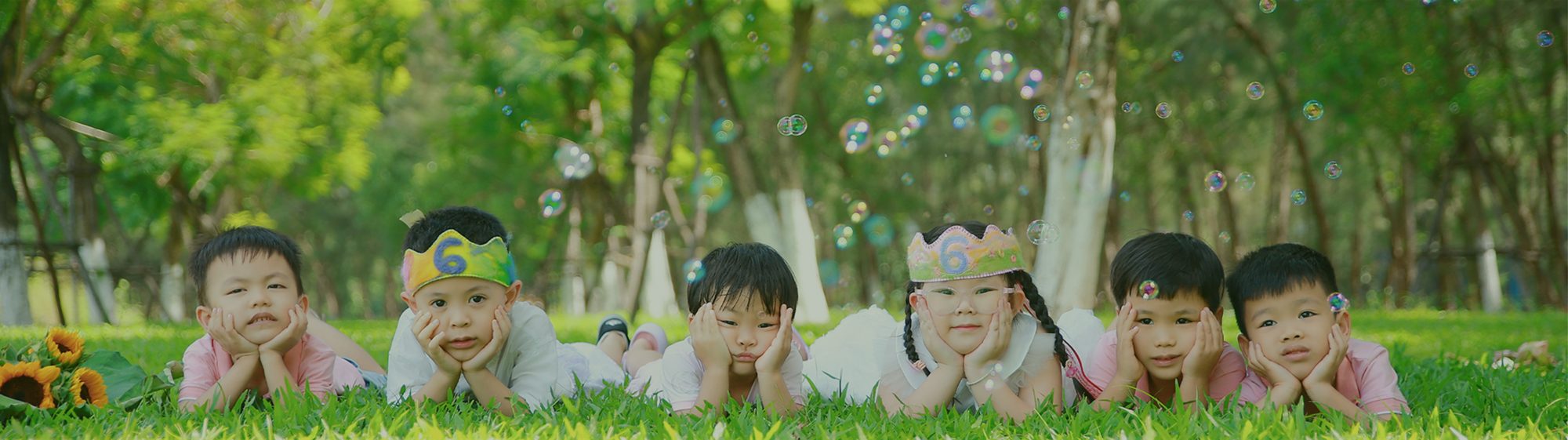Các bé Mầm non Hoa Sen nằm trên cỏ